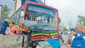 Senior killed, 10 hurt as BEST bus rams into divider at Mankhurd