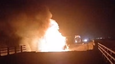 US strike in Iran's Bandar Khamir 'kills' 7, video shows bridges blown apart
