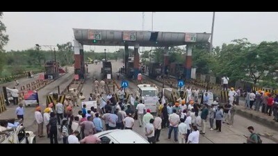 Gurnam Singh Charuni detained en route to Delhi, farmers block toll plazas