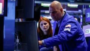 Chip Stocks Weaken, Oil Steady as Investors Await Hormuz Progress