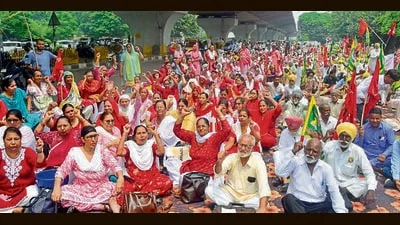 Pending demands: Anganwadi workers protest at Mini Secretariat