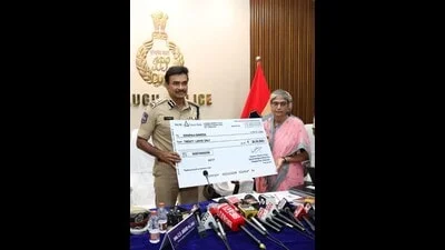 Senior Maoist leader Samatha surrenders before Telangana DGP, receives reward