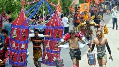 Kanwariyas form human chain to let Muslim man's funeral procession cross highway