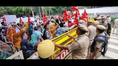Forest workers protest outside minister's home in Ggm for regularisation