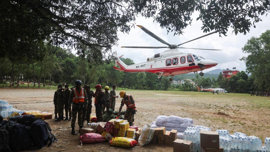 Rescue efforts intensify, as deaths climb past 900 — Nepal flash: A practical reader guide