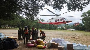 Rescue efforts intensify, as deaths climb past 900 — Nepal flash: A practical reader guide