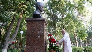 Shastri, India's second Prime Minister, suddenly died in the Uzbek: A practical reader guide