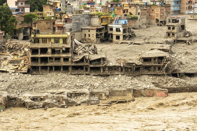 Rescue efforts intensify, as deaths climb past 900 — Nepal flash: A practical reader guide