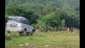 In a separate operation in the Imamsahib area, joint patrolling by Shopian Police, 34 RR and 178 Bn CRPF