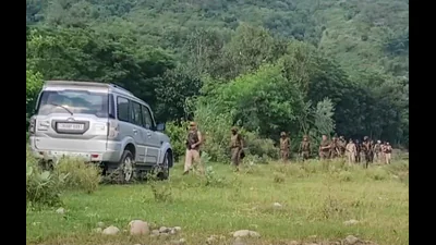 In a separate operation in the Imamsahib area, joint patrolling by Shopian Police, 34 RR and 178 Bn CRPF