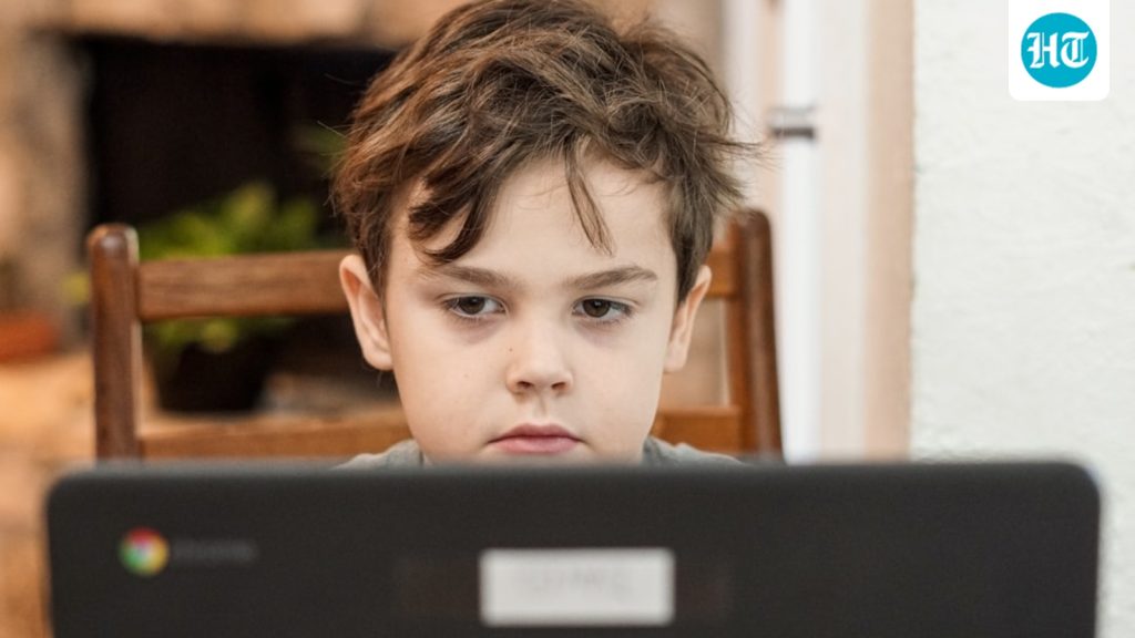 In an Instagram post shared on August 4, the nutritionist stresses, “Child not eating without phone?
