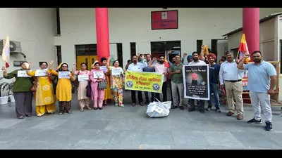 Around 60 to 70 computer teachers gathered outside the deputy: A practical reader guide