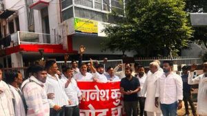 Party workers were stopped by the police in front of the district: A practical reader guide