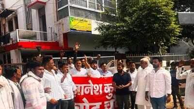 Party workers were stopped by the police in front of the district: A practical reader guide