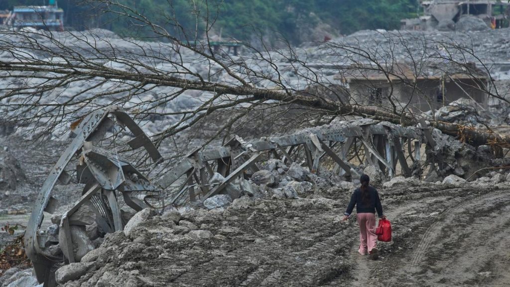 How can communities rebuild after a disaster? — Nepal's flash foods: A practical reader guide