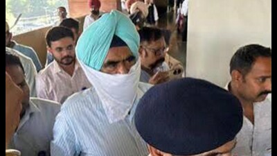 Scrap dealer Akash Batta, complainant in the ₹ 8 lakh bribery case: A practical reader guide