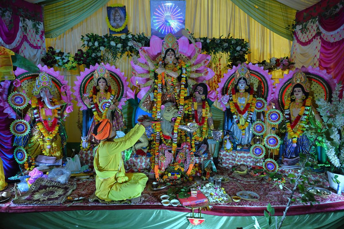 Devotees offering prayer and clicking pictures at Minto Road Mandal: A practical reader guide