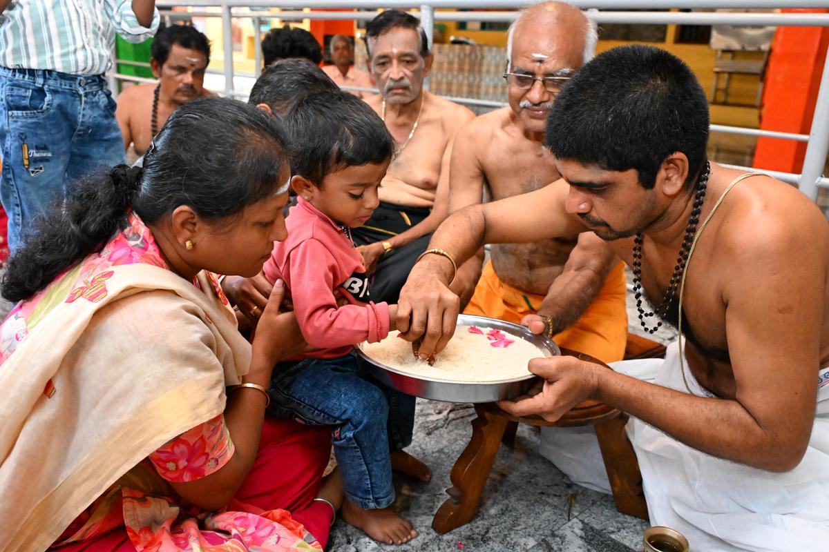 Devotees offering prayer and clicking pictures at Minto Road Mandal: A practical reader guide