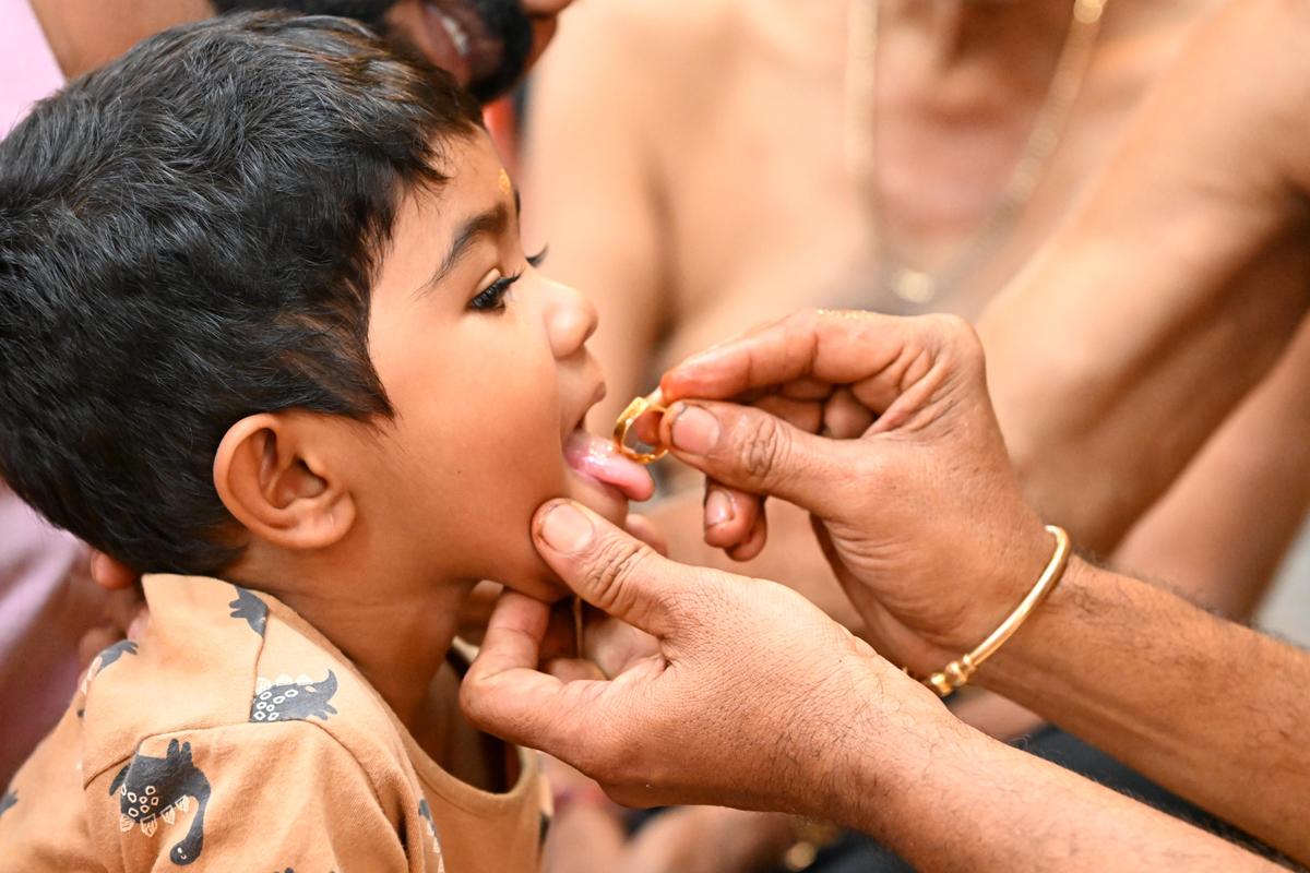 Devotees offering prayer and clicking pictures at Minto Road Mandal: A practical reader guide