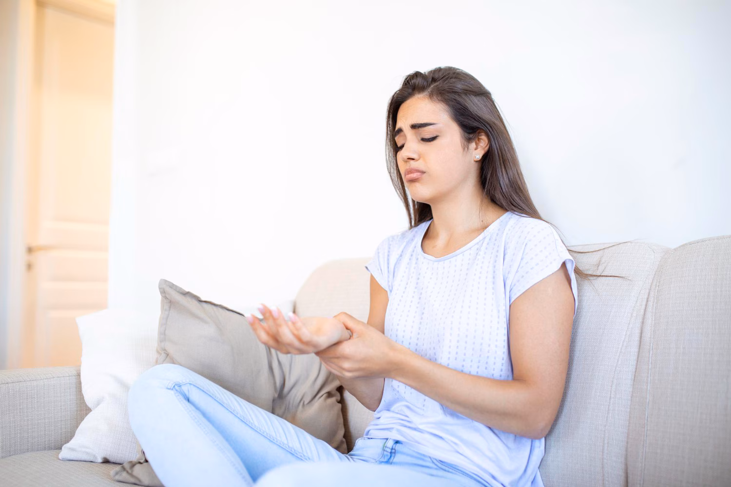 You may notice hand pain while typing at work or using your phone: A practical reader guide