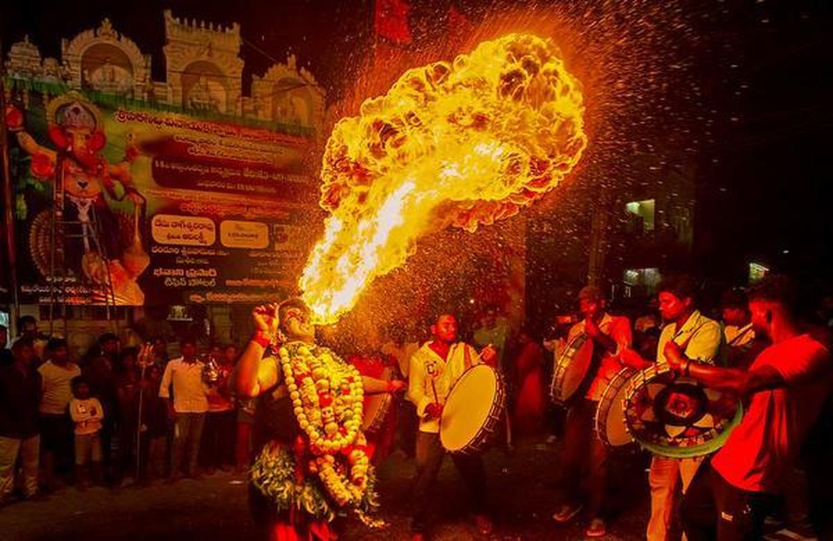 Devotees offering prayer and clicking pictures at Minto Road Mandal: A practical reader guide