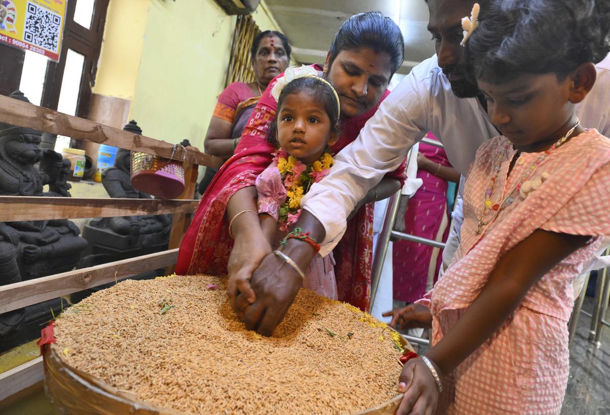 Devotees offering prayer and clicking pictures at Minto Road Mandal: A practical reader guide