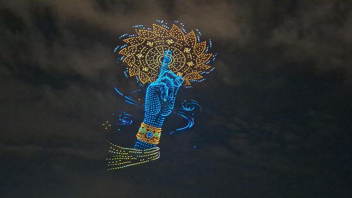 Devotees offering prayer and clicking pictures at Minto Road Mandal: A practical reader guide