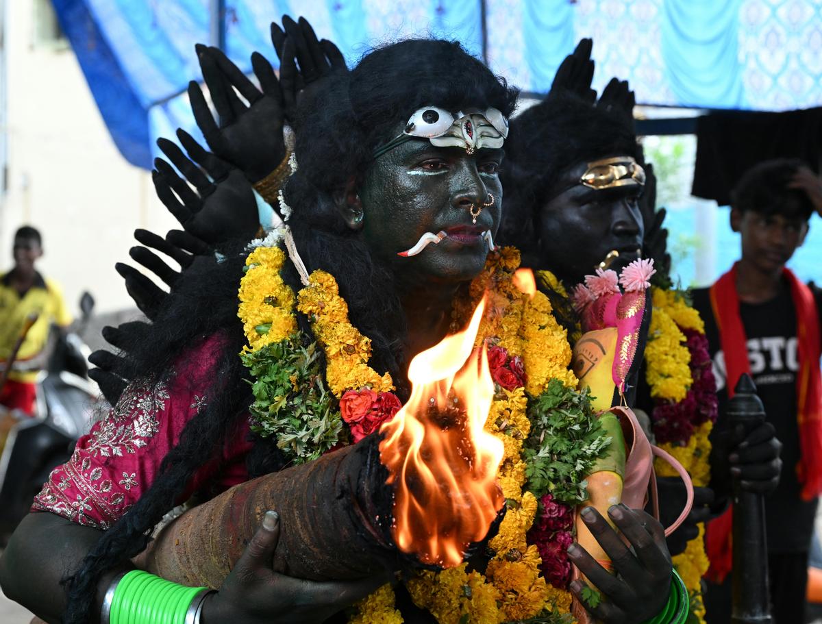 Devotees offering prayer and clicking pictures at Minto Road Mandal: A practical reader guide