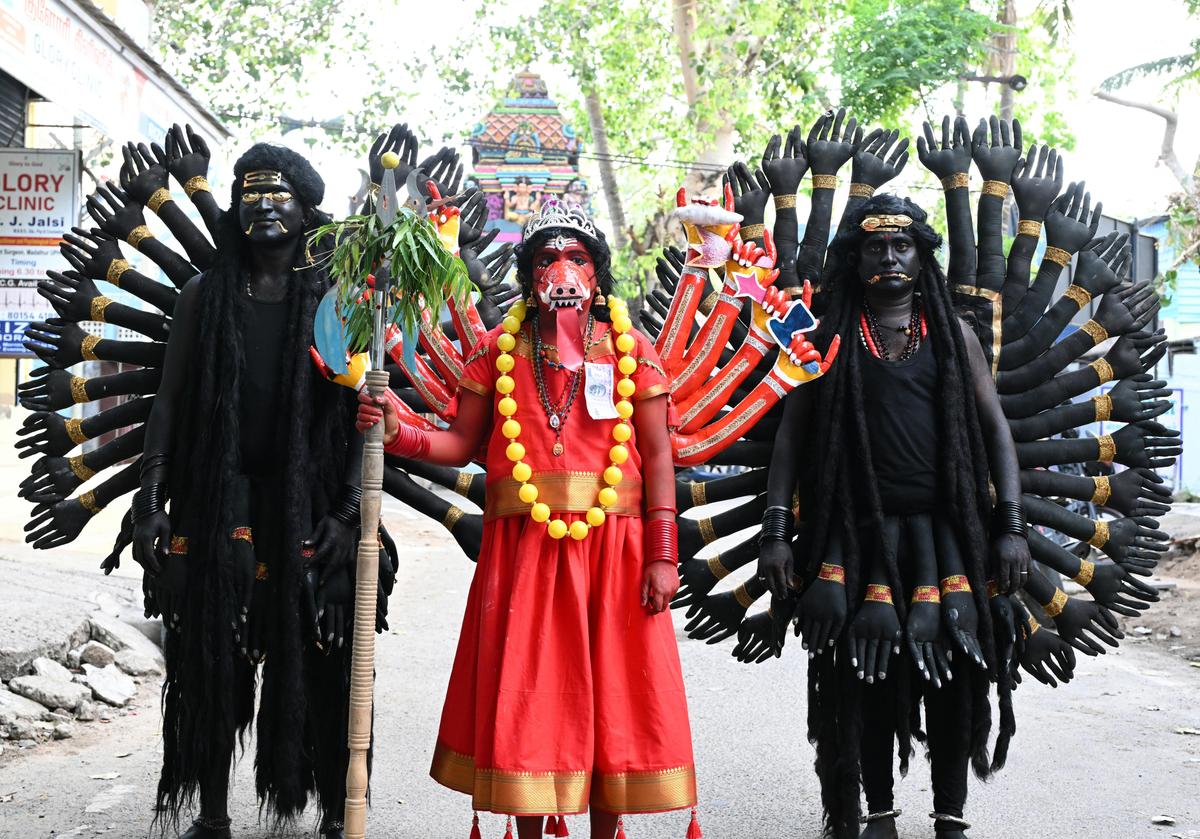 Devotees offering prayer and clicking pictures at Minto Road Mandal: A practical reader guide