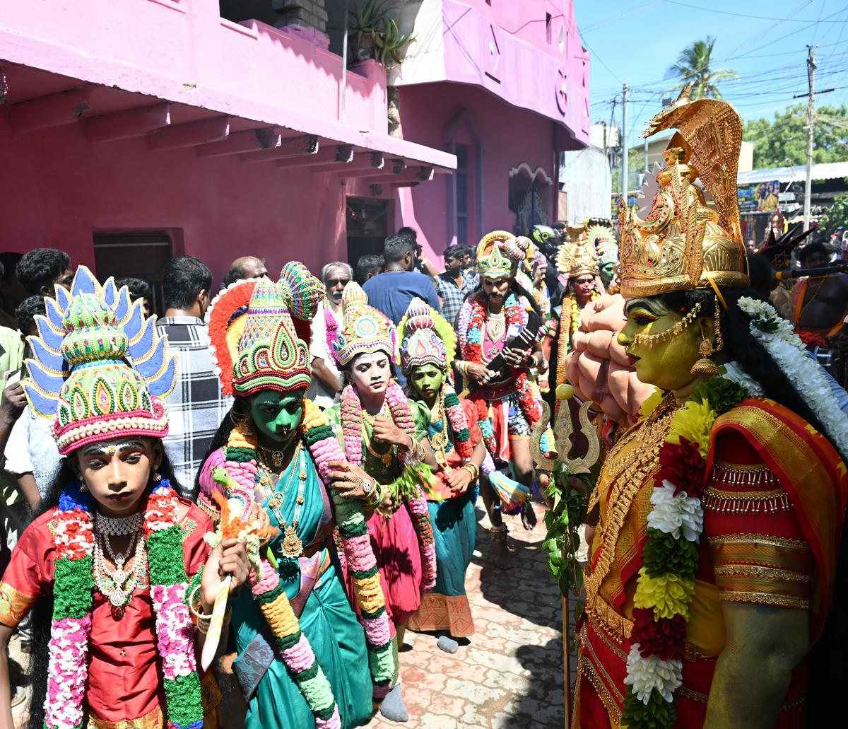 Devotees offering prayer and clicking pictures at Minto Road Mandal: A practical reader guide