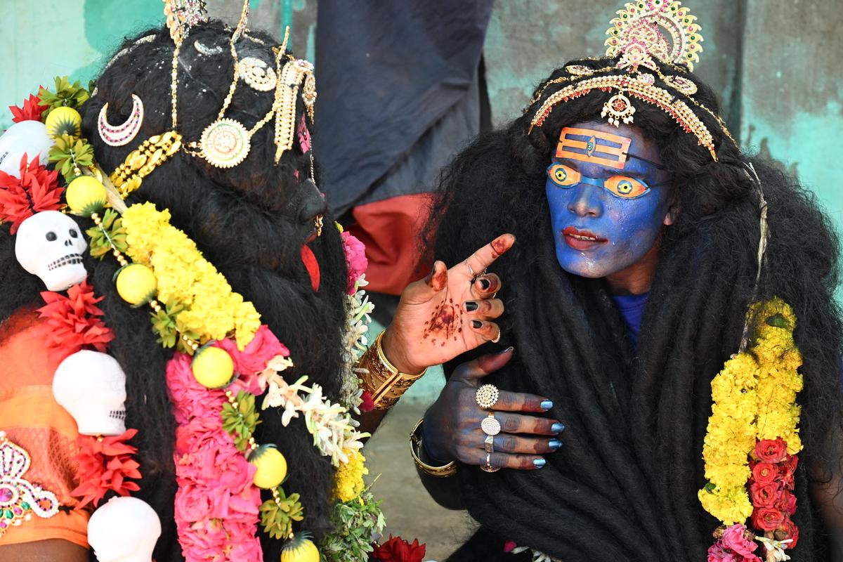 Devotees offering prayer and clicking pictures at Minto Road Mandal: A practical reader guide