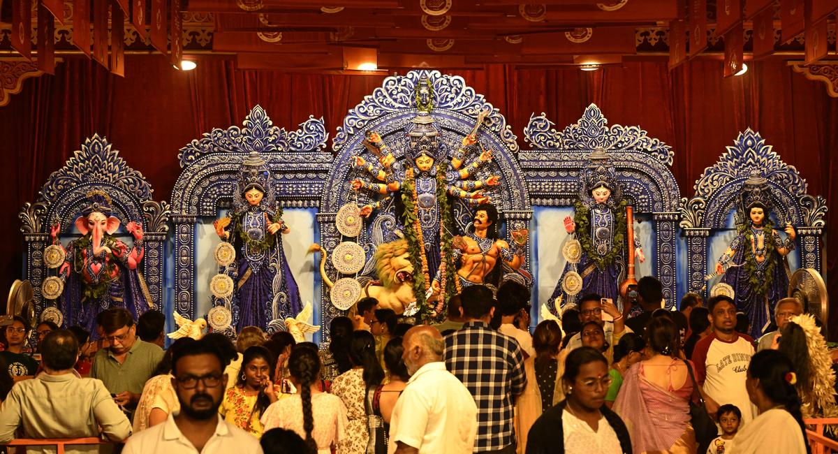 Devotees offering prayer and clicking pictures at Minto Road Mandal: A practical reader guide