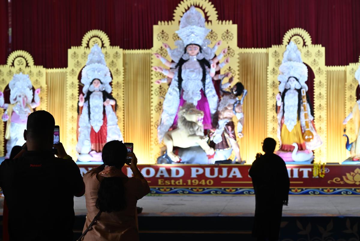Devotees offering prayer and clicking pictures at Minto Road Mandal: A practical reader guide