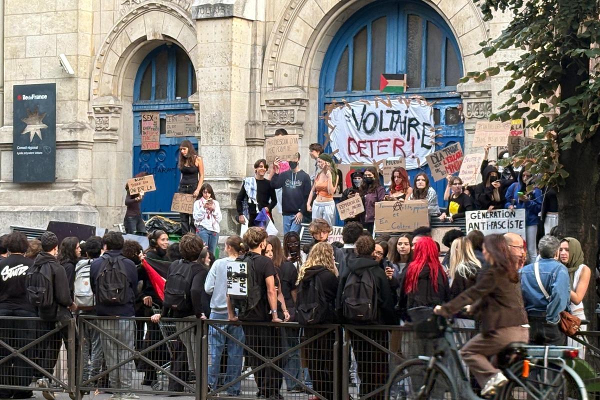 French students set fire to bins and erected blockades outside: A practical reader guide