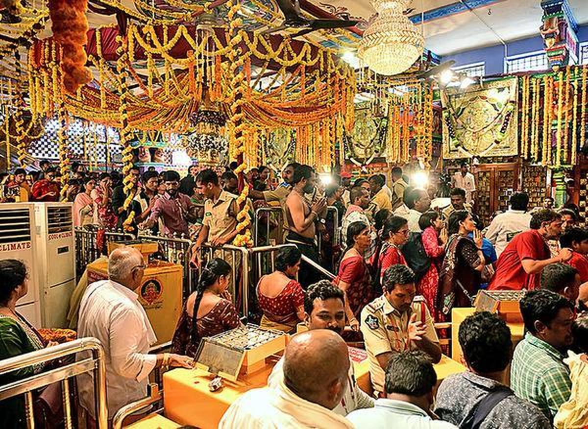Devotees offering prayer and clicking pictures at Minto Road Mandal: A practical reader guide