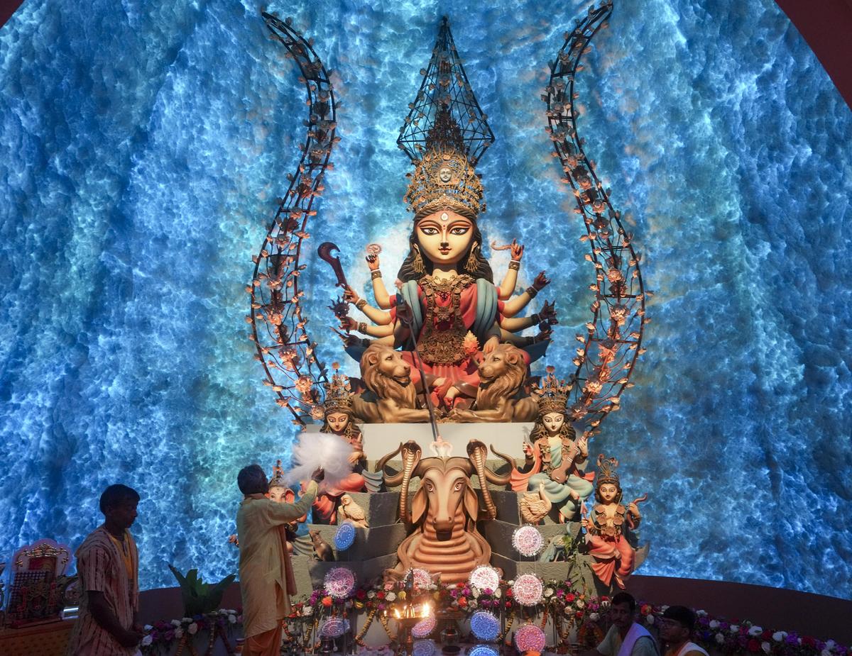 Devotees offering prayer and clicking pictures at Minto Road Mandal: A practical reader guide