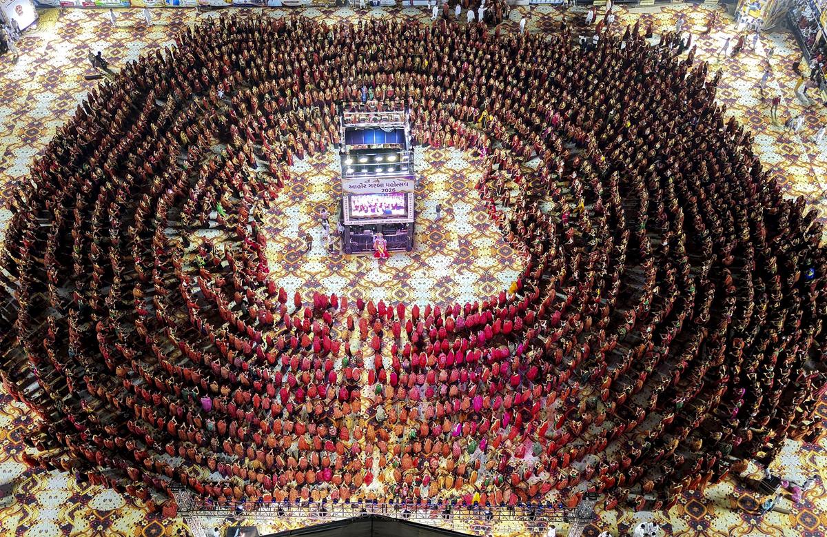 Devotees offering prayer and clicking pictures at Minto Road Mandal: A practical reader guide