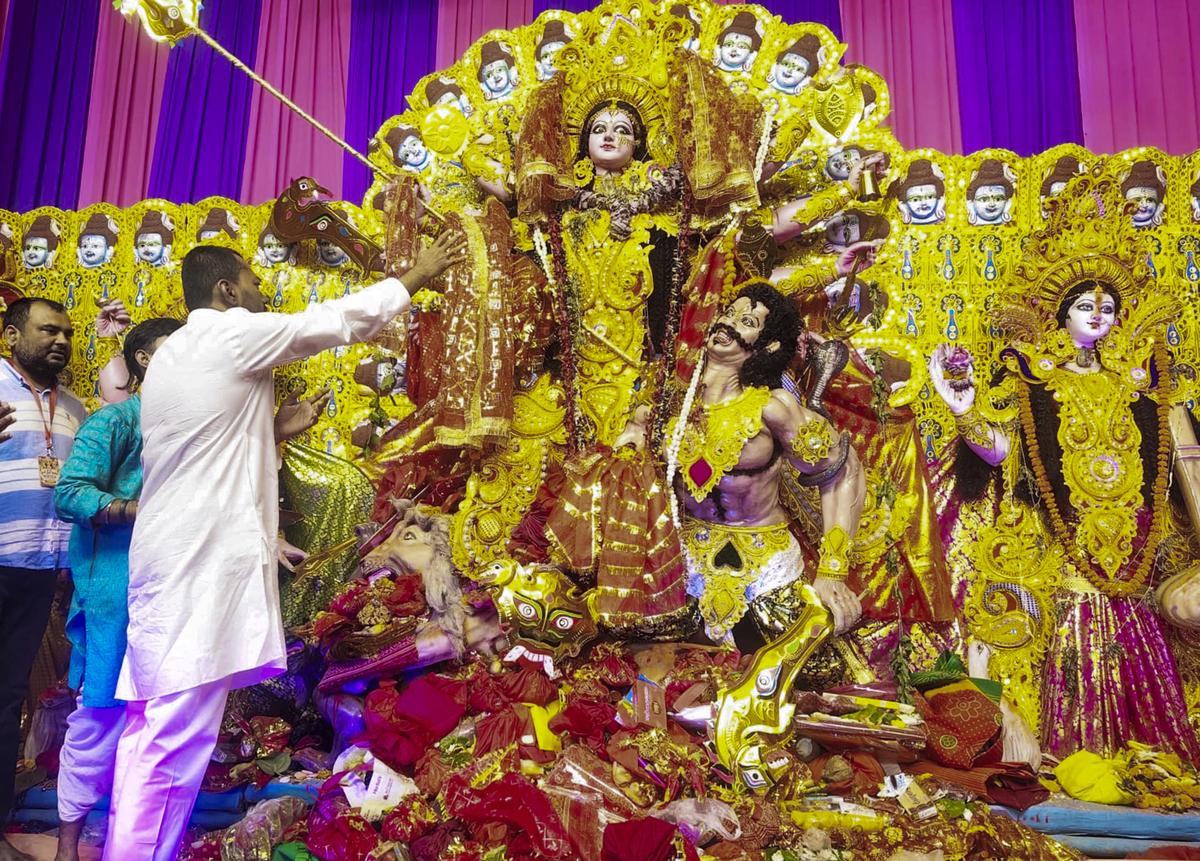 Devotees offering prayer and clicking pictures at Minto Road Mandal: A practical reader guide