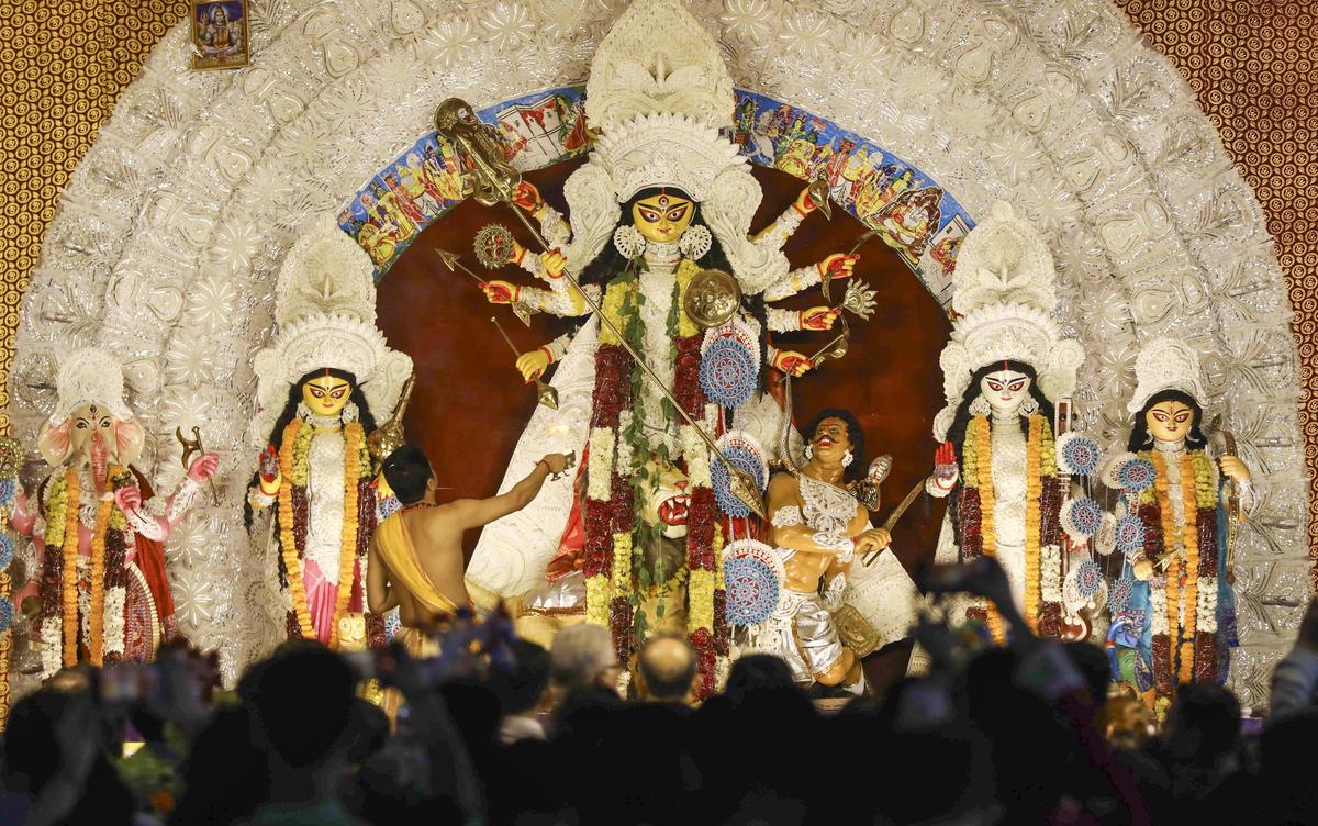 Devotees offering prayer and clicking pictures at Minto Road Mandal: A practical reader guide
