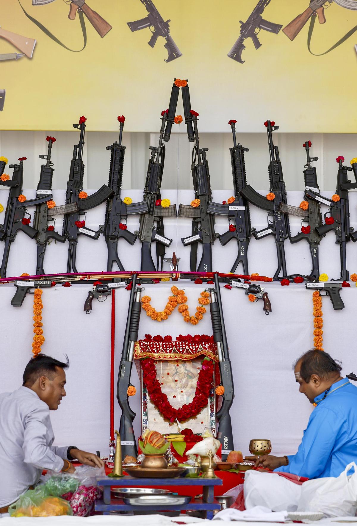 Devotees offering prayer and clicking pictures at Minto Road Mandal: A practical reader guide