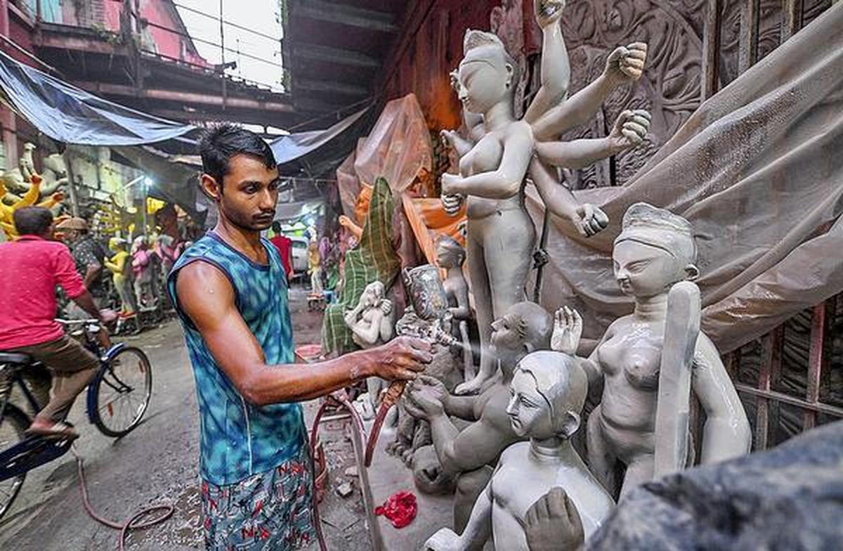 Devotees offering prayer and clicking pictures at Minto Road Mandal: A practical reader guide