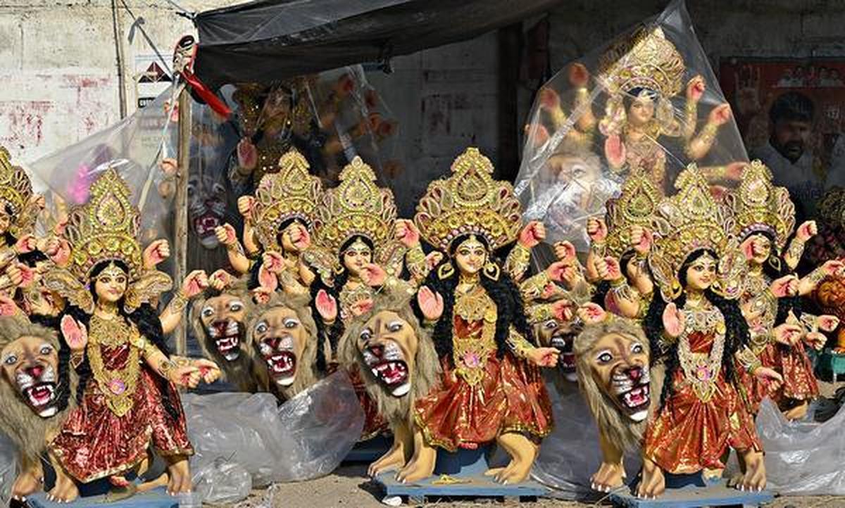 Devotees offering prayer and clicking pictures at Minto Road Mandal: A practical reader guide