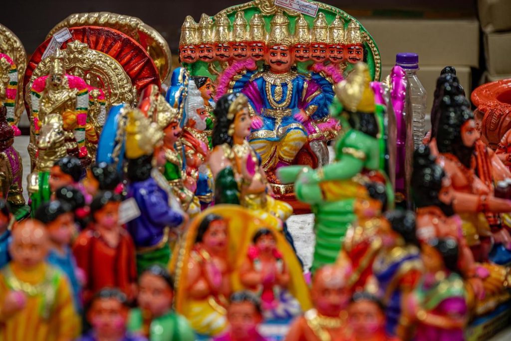 Devotees offering prayer and clicking pictures at Minto Road Mandal: A practical reader guide