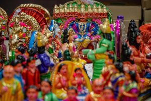 Devotees offering prayer and clicking pictures at Minto Road Mandal: A practical reader guide