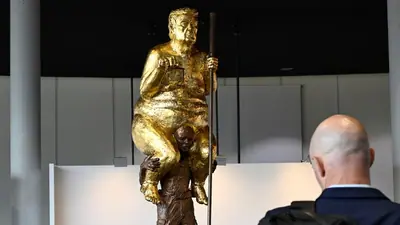 3 bizarre statues of the US president made by artists — Golden naked: A practical reader guide