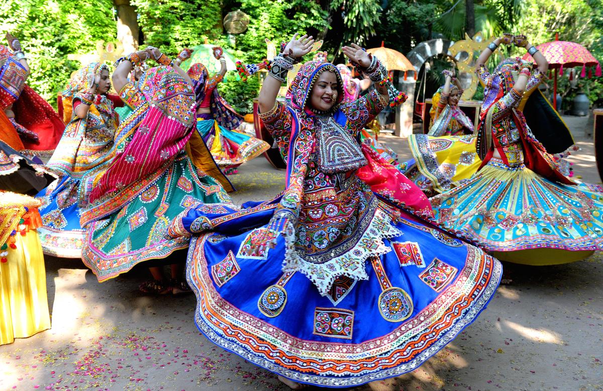 Devotees offering prayer and clicking pictures at Minto Road Mandal: A practical reader guide