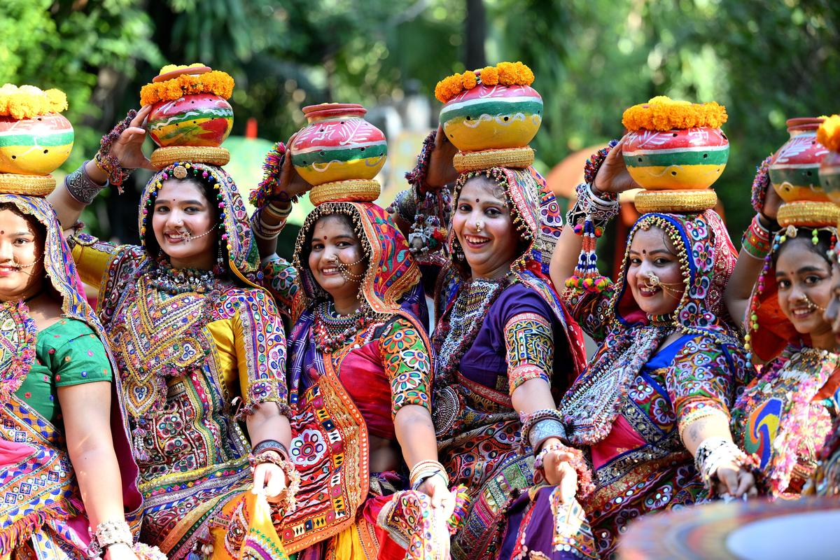 Devotees offering prayer and clicking pictures at Minto Road Mandal: A practical reader guide