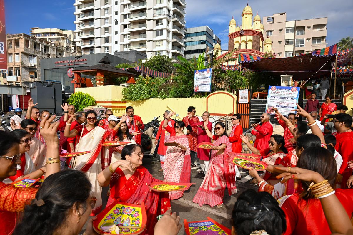 Devotees offering prayer and clicking pictures at Minto Road Mandal: A practical reader guide