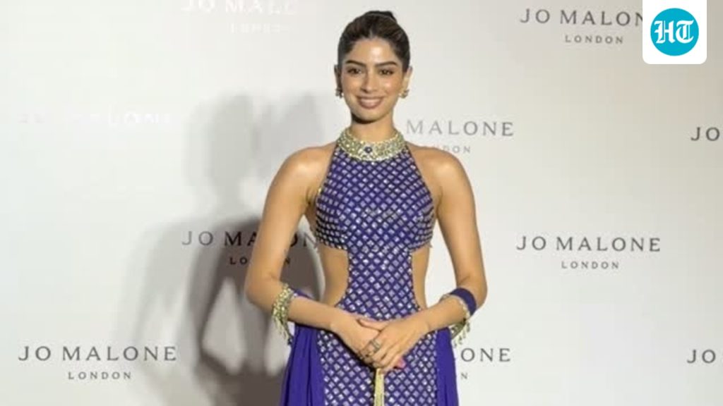 Videos from the event show her in a deep purple ensemble that: A practical reader guide