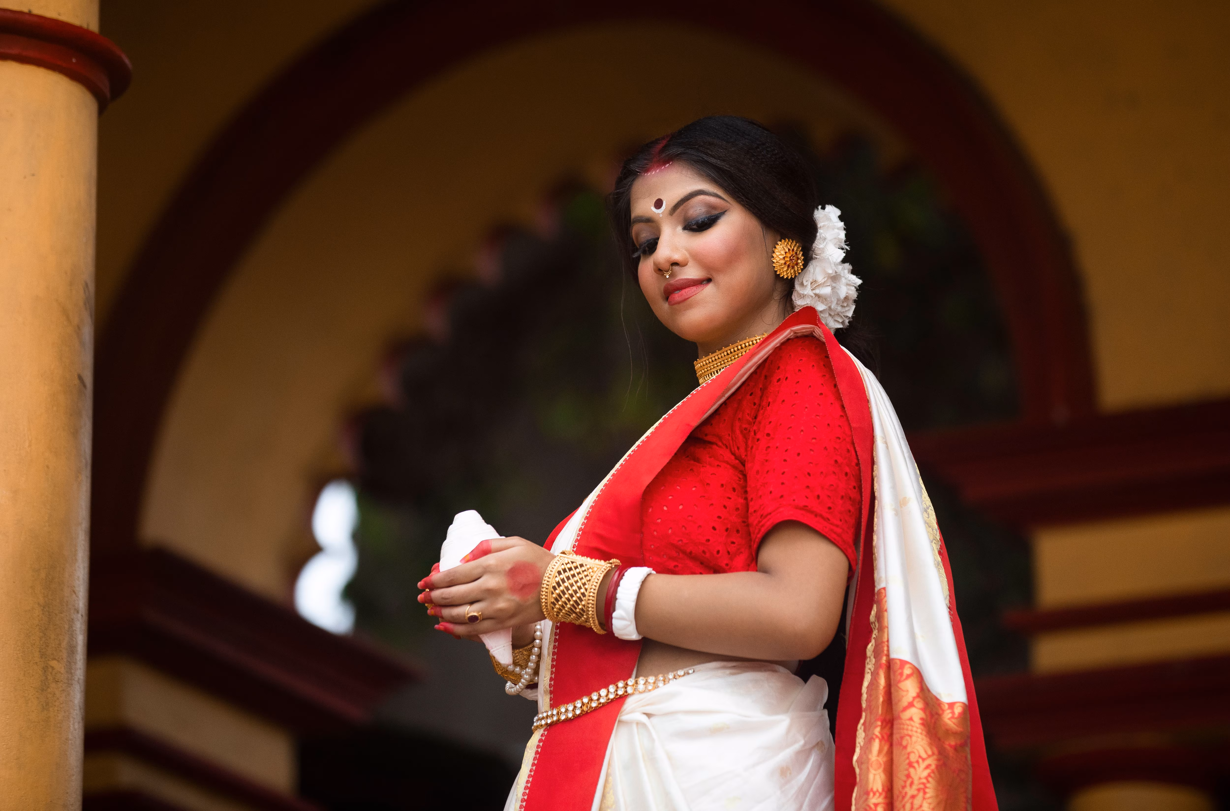 Why do Bengali women wear white sarees with red borders: A practical reader guide